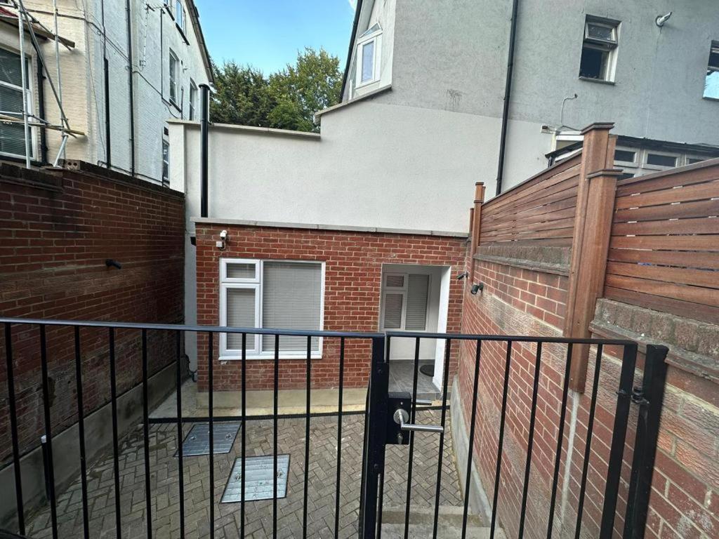 Two Bedroom House In Kilburn London Eksteriør billede